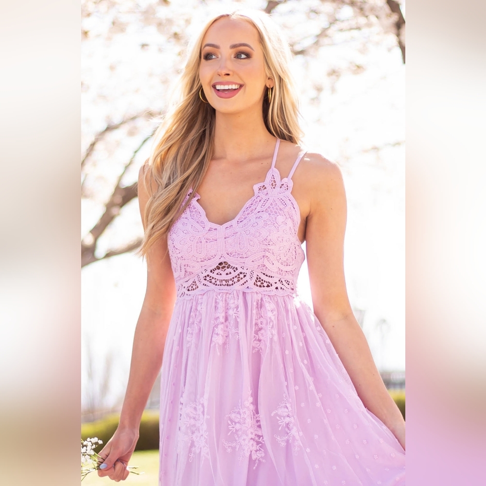 🙆Beautiful Lavender Lace Flowy Maxi Dress🍒